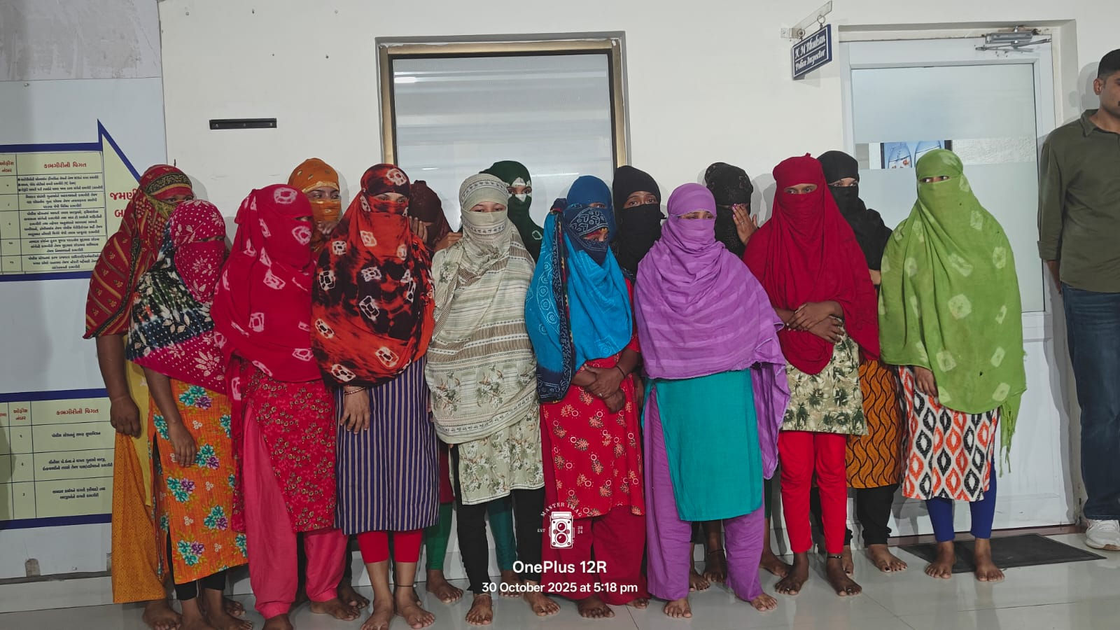 સોલા પોલીસે ગેરકાયદે રહેતી૧૭  બાંગલાદેશી મહિલાઓની પુછપરછમાં ખુલાસો 1 - image