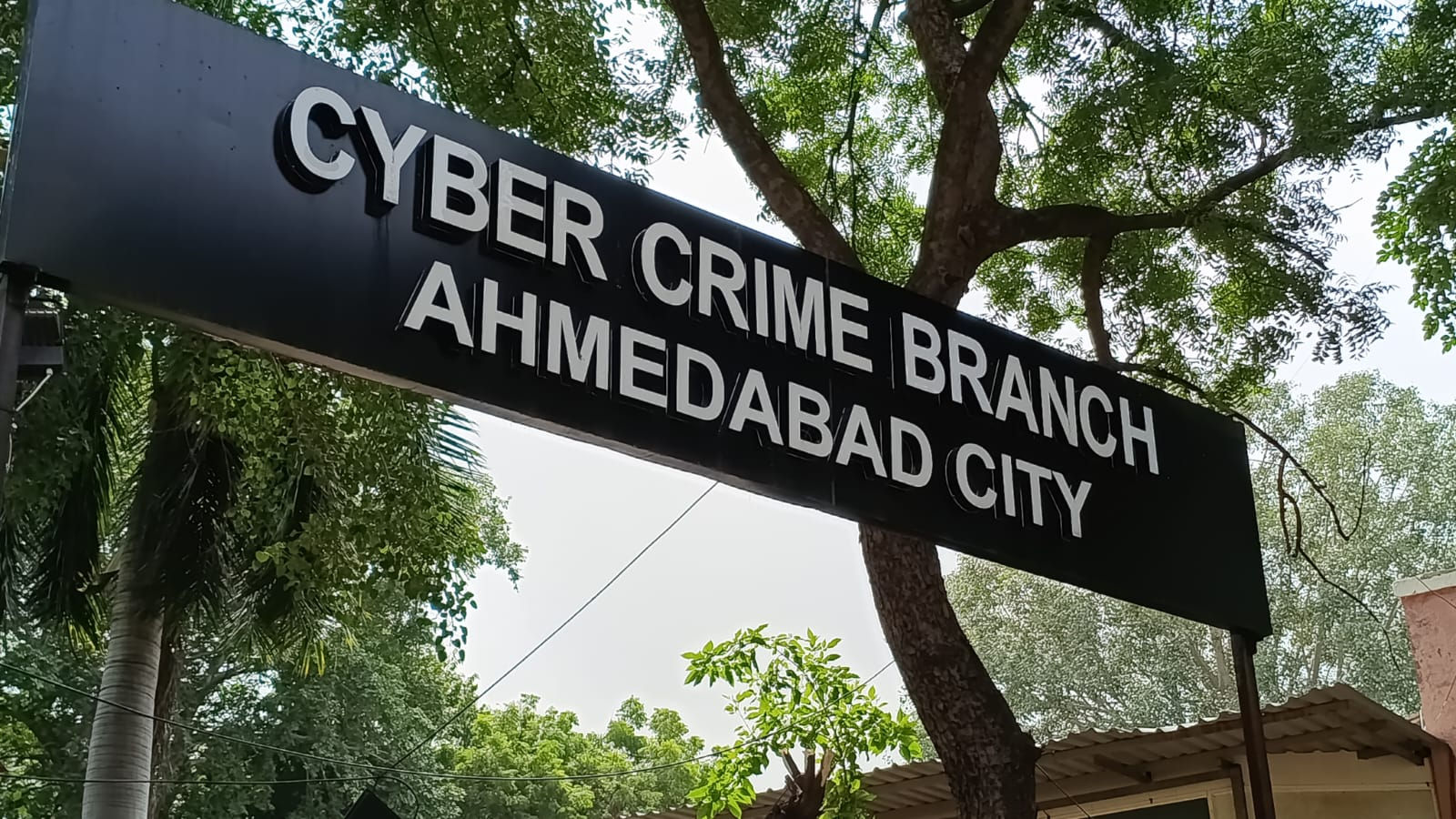 જામનગરમાં નાઇજિરિયન છેતરપિંડી નેટવર્ક સાથે જોડાયેલી ગેંગનો પર્દાફાશ, પાંચની ધરપકડ 2 - image