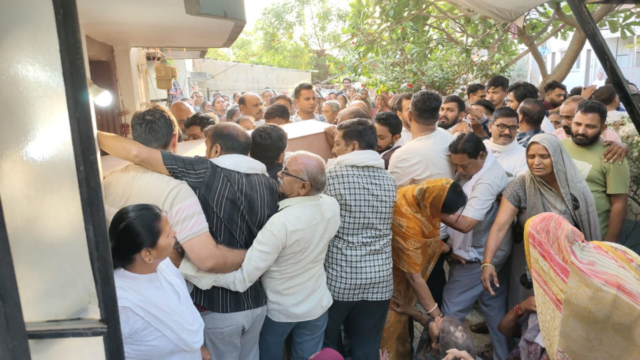 પહલગામ આતંકી હુમલામાં મૃત્યુ પામેલા  પિતા-પુત્રની એકસાથે અંતિમયાત્રા નીકળતાં ભાવનગર હિબકે ચઢ્યું 3 - image