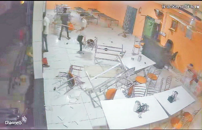 તારાપુરની હોટેલમાં જમવાની બાબતે 8 શખ્સોની તોડફોડ 1 - image