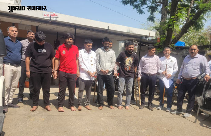 અમદાવાદ: વસ્ત્રાપુરમાં 2 યુવક પર છરા અને લાકડીથી જીવલેણ હુમલો કરનારા 5 શખસ 10 દિવસે ઝડપાયા 2 - image