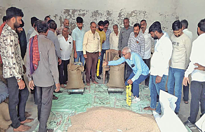 લખતર એપીએમસીમાં ટેકાના ભાવેથી તુવેરની ખરીદીનો પ્રારંભ 1 - image