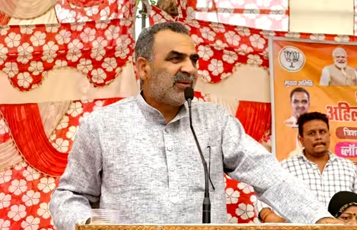 પોલીસે ગાડીઓની બ્લેક ફિલ્મ ઉતારતા ભાજપના દિગ્ગજ નેતા ભડક્યા, કહ્યું- પહેલા તમારી કાર જુઓ 1 - image
