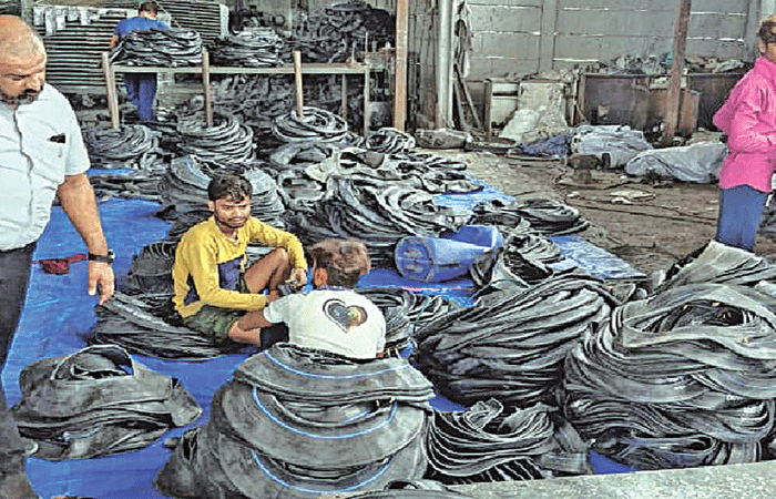 એમ.આર.એફ ટાયરની નકલી ટયુબ બનાવવાનું કૌભાંડ ઝડપાયું 1 - image