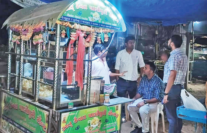 આણંદ જિલ્લામાં યાત્રાધામ, પ્રવાસન સ્થળ પાસેથી ખાદ્ય પદાર્થના 17 નમૂના લેવાયા 1 - image