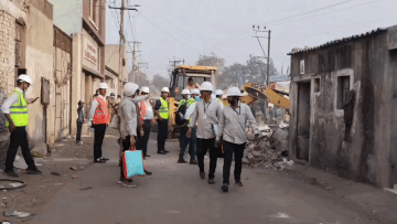 દાયકાઓ જૂના આશ્રયસ્થાનો છીનવાતા લોકો ચોધાર આંસુએ રડ્યા, રાજકોટમાં મેગા ડિમોલિશન વચ્ચે ભાવુક દૃશ્યો 3 - image