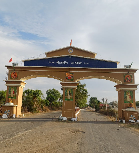 ગુજરાતનું અનોખું અન્નક્ષેત્ર: સતાધારમાં લાકડા કે LPG-PNG વગર રોજ 10 હજાર લોકો માટે બને છે ભોજન પ્રસાદ 2 - image