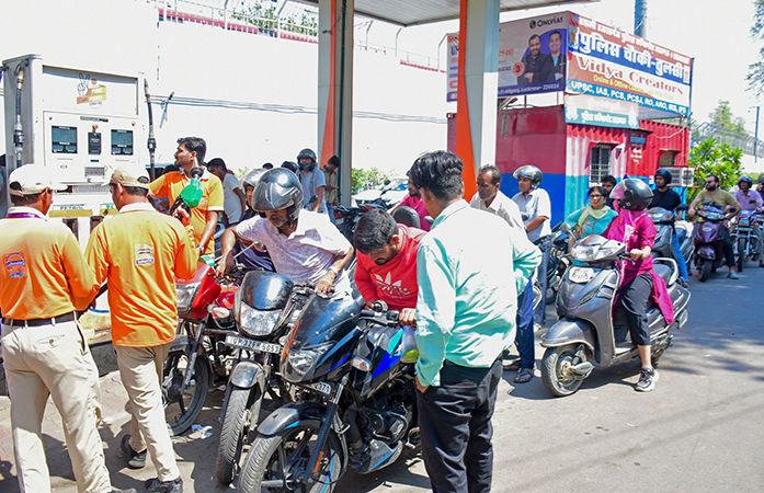 ભારતમાં પેટ્રોલ-ડીઝલ પર ટેક્સ ઘટાડાયો પણ આ ઈંધણના ભાવમાં વધારો, નિકાસકારો-એરલાઈન્સને ઝટકો 1 - image