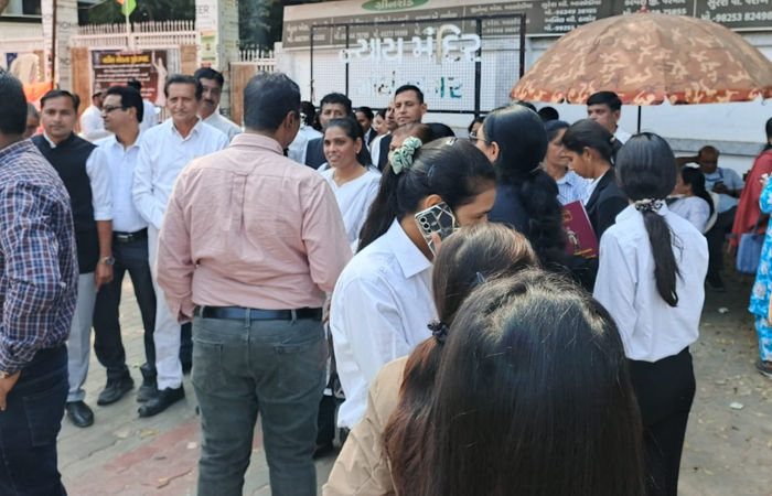 પોલીસ તંત્રને કામે લગાડવાનો કારસો? ગુજરાતમાં એક બાદ એક 4 કોર્ટને બોમ્બથી ઉડાવી દેવાની ધમકી 2 - image