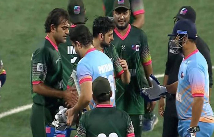 'નો હેન્ડ શેક' વિવાદ વચ્ચે ઈરફાન પઠાણ શોએબ મલિકને મેદાનમાં ગળે ભેટ્યો, VIDEO વાઇરલ 1 - image