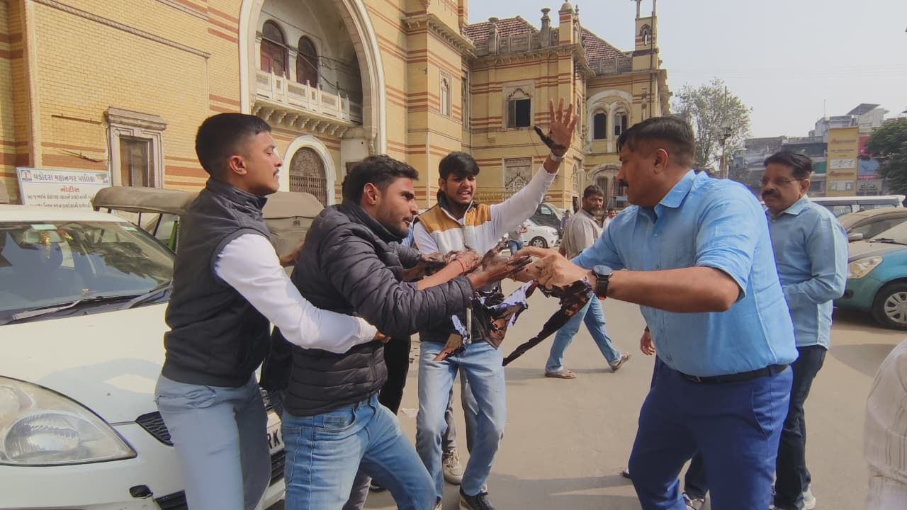 વડોદરામાં શંકરાચાર્ય અવિમુક્તેશ્વરાનંદ પર અત્યાચારના આરોપ સાથે યુથ કોંગ્રેસનો ઉગ્ર વિરોધ, 7ની અટકાયત 2 - image