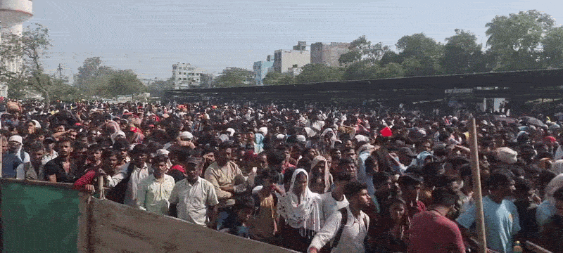 ઉધના રેલવે સ્ટેશન પર ભાગદોડ: 24 કલાકની કતારથી કંટાળી બાઉન્ડ્રી કૂદ્યા લોકો, પોલીસનો લાઠીચાર્જ 2 - image