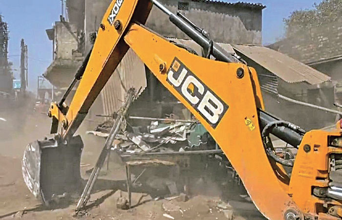 ચોટીલામાં મેગા ડિમોલીશન : ડુંગર તળેટીમાં 400 થી વધુ ગેરકાયદે દબાણ પર જેસીબી ફર્યું 1 - image
