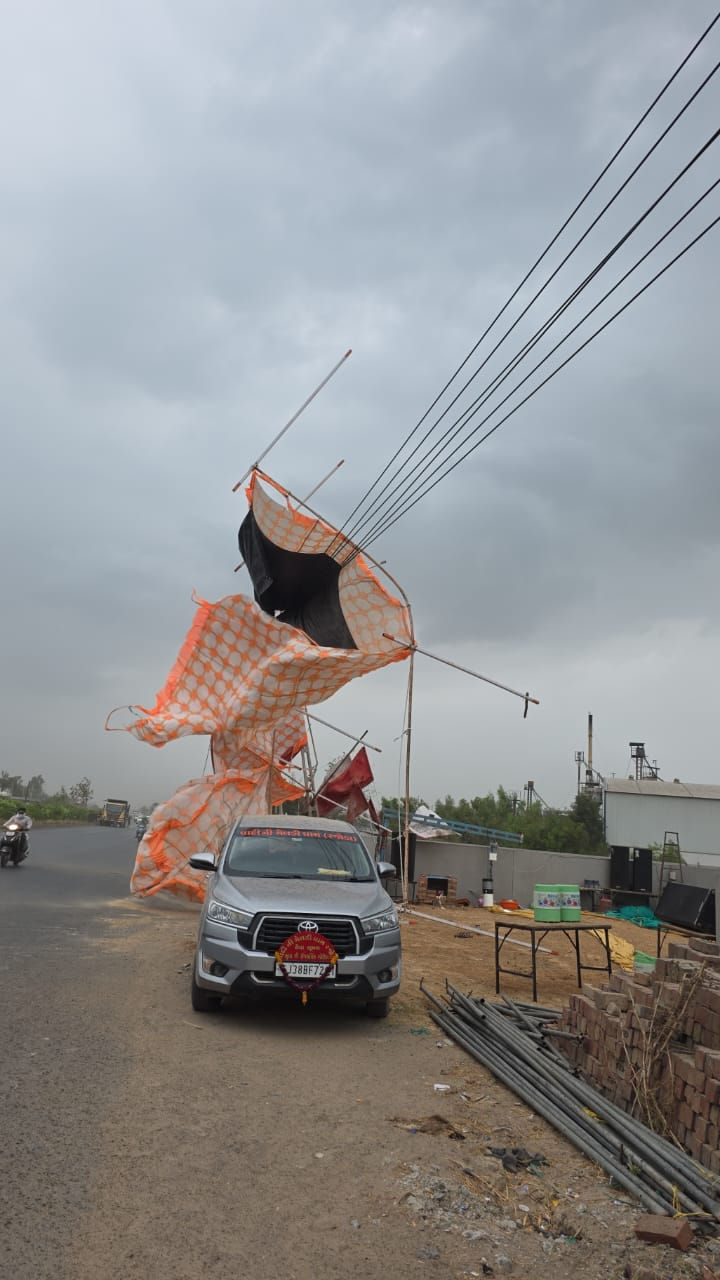 સુરતમાં કમોસમી કાળ યુવકને ભરખી ગયો, પર્વત પાટિયામાં મનપાનું ભારે ભરખમ બોર્ડ તૂટી પડતાં મોત 2 - image