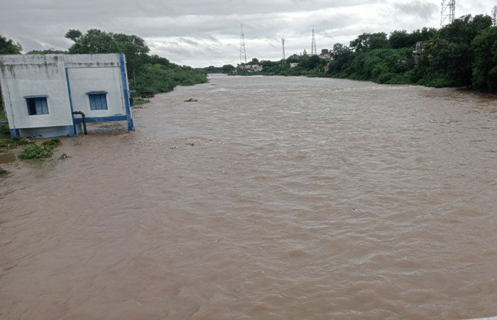 અતિ વૃષ્ટિ: દ્વારકા, કેશોદમાં 9 ઈંચ, માંગરોળ, પોરબંદર, જામનગર 7, ખંભાળિયા 6  ઈંચ, પૂરમાં તણાતા 4ના મોત | 9 inches in Dwark 7 in Mangrol Porbandar  amnagar 6 inches in Khambhaliya 4 ...