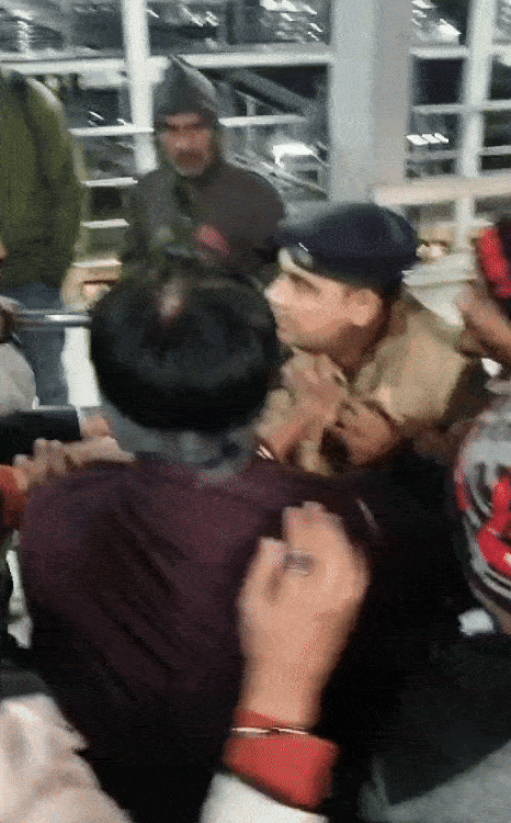 કાલુપુર રેલવે સ્ટેશન પર મારામારી, રિક્ષાચાલકોની દાદાગીરી બાદ RPF જવાનોનો વળતો પ્રહાર, નવો વીડિયો આવ્યો સામે 2 - image