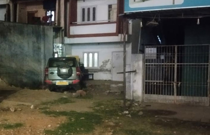 વડોદરાના તરસાલીમાં MGVCLની જીપ બેકાબૂ થઈને મકાનમાં ઘૂસી ગઈ, સદનસીબે કોઈ જાનહાનિ નહીં 2 - image