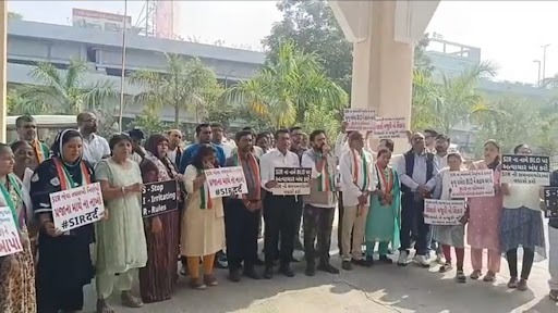 'SIR'ની મુદત માર્ચ 2026 સુધી લંબાવો...' વડોદરામાં કોંગ્રેસની કલેક્ટરને રજૂઆત, મૃતકના પરિવારને સહાય આપો 2 - image