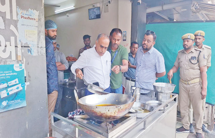 કરમસદ-આણંદ મનપા વિસ્તારમાં 15 એકમોને રૂપિયા 71 હજારનો દંડ કરાયો 1 - image