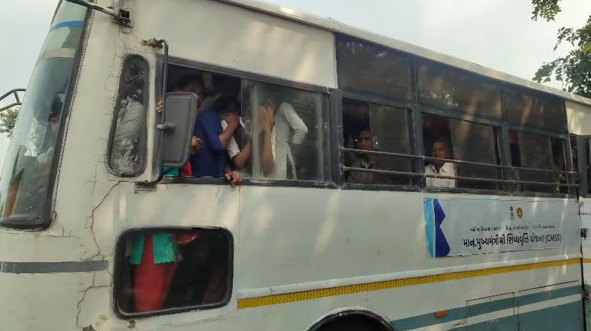 VIDEO: ગોધરા-છોગાળા રૂટની ST બસમાં 52ની ક્ષમતા સામે 170 મુસાફરો, દિવસમાં એક જ બસ આવતી હોવાથી હાલાકી 3 - image