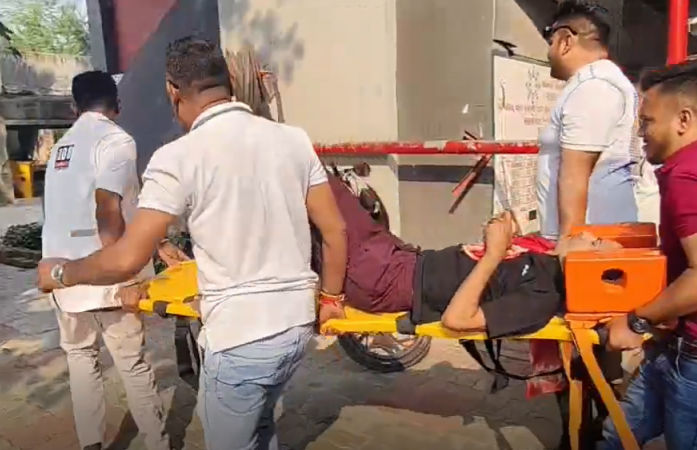 વડોદરાના પ્રતાપગંજમાં SIRની કામગીરી માટે લાઈનમાં ઊભા યુવકને અચાનક ખેંચ આવતા ઢળી પડ્યો, 108 બોલાવવી પડી 1 - image