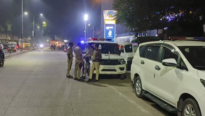 અમદાવાદમાં ભરબપોરે રૂ.18 લાખની સનસનીખેજ લૂંટ, પૂર્વ-આયોજિત કાવતરું હોવાનું અનુમાન 2 - image