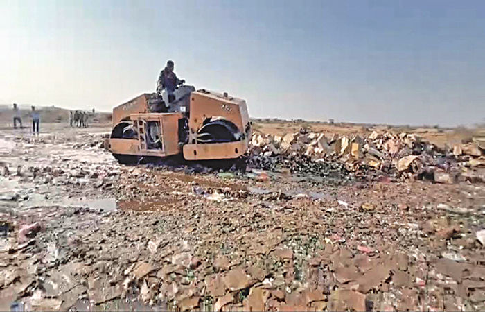 ચોટીલામાં રૂ. 4.10 કરોડના દારૂ પર રોલર ફેરવી દેવાયું 1 - image