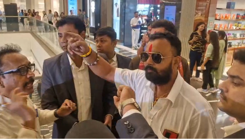 અમદાવાદના પેલેડિયમ મોલમાં તોડફોડ: ભગવા સેનાએ ક્રિસમસ ટ્રી પાડ્યું, પોલીસે કાર્યકરોની કરી અટકાયત 2 - image