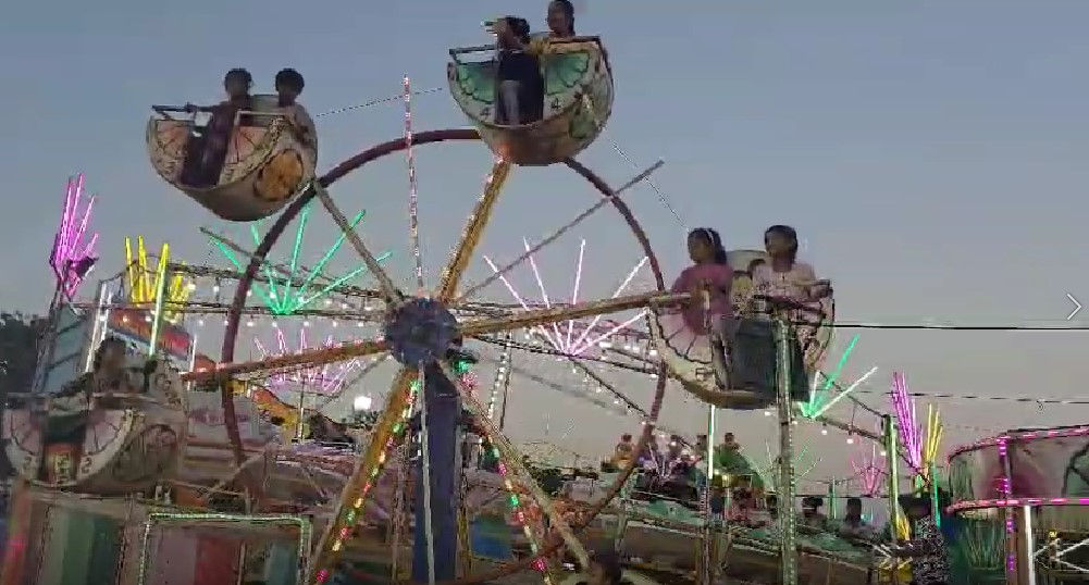 વૌઠામાં ઉભરાયું માનવ મહેરામણ: વરસાદી વિઘ્ન બાદ ફરી શરૂ કરાયો મેળો, રાઇડ્સની મંજૂરી મળતા લોકોમાં આનંદ 4 - image