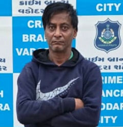 પાર્ટી પ્લોટની બહાર ગિલોલથી કારનો કાચ તોડી સામાન ઉઠાવતો રીઢો ચોર પકડાયો,25 ગુનામાં સંડોવણી 1 - image