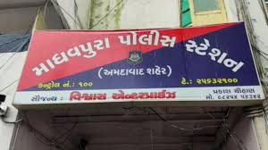 હિન્દુ-મુસ્લિમ કોમના ટોળા વચ્ચે પથ્થરમારો,પાંચને ઇજા 1 - image