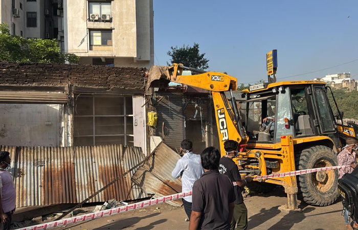 અમદાવાદના પોશ વિસ્તાર આંબાવાડી બજારમાં 17 વર્ષે ડિમોલિશન, 16 દુકાનો તોડી પડાઈ 1 - image