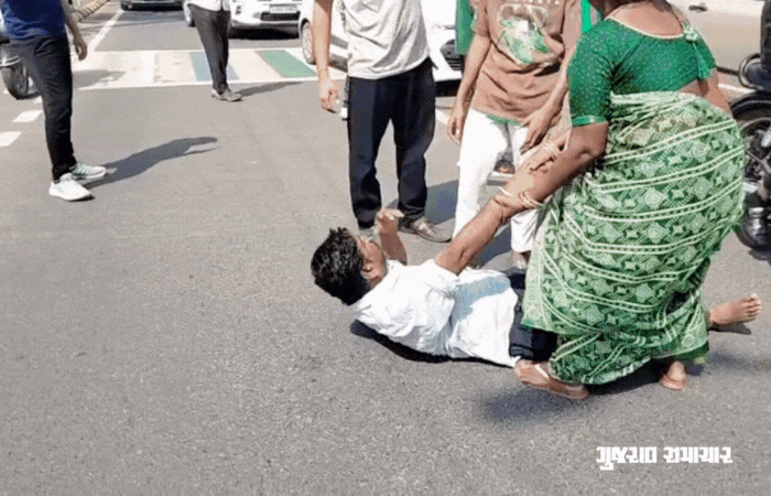 VIDEO: વડોદરામાં દબાણખાતાની ટીમે સામાન ફેંકી દેતાં રસ્તા વચ્ચે સૂઇ ગયો ફેરિયો, વીડિયો વાઈરલ 3 - image
