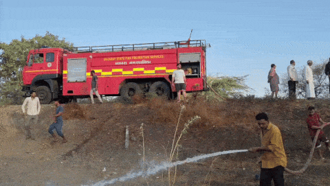 VIDEO: રાજકોટથી અમરેલી જતું ડીઝલ ટેન્કર હાઈવે પર પલટતાં બ્લાસ્ટ, ડ્રાઈવરનું સળગી જતાં મોત 2 - image