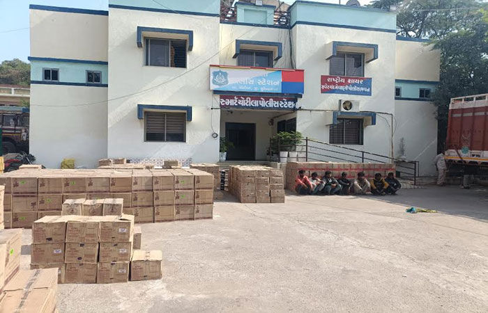 નાની મોલડી ગામ પાસેથી હોટલમાંથી રૃ.1.77 કરોડની 28404 બોટલ જપ્ત 1 - image