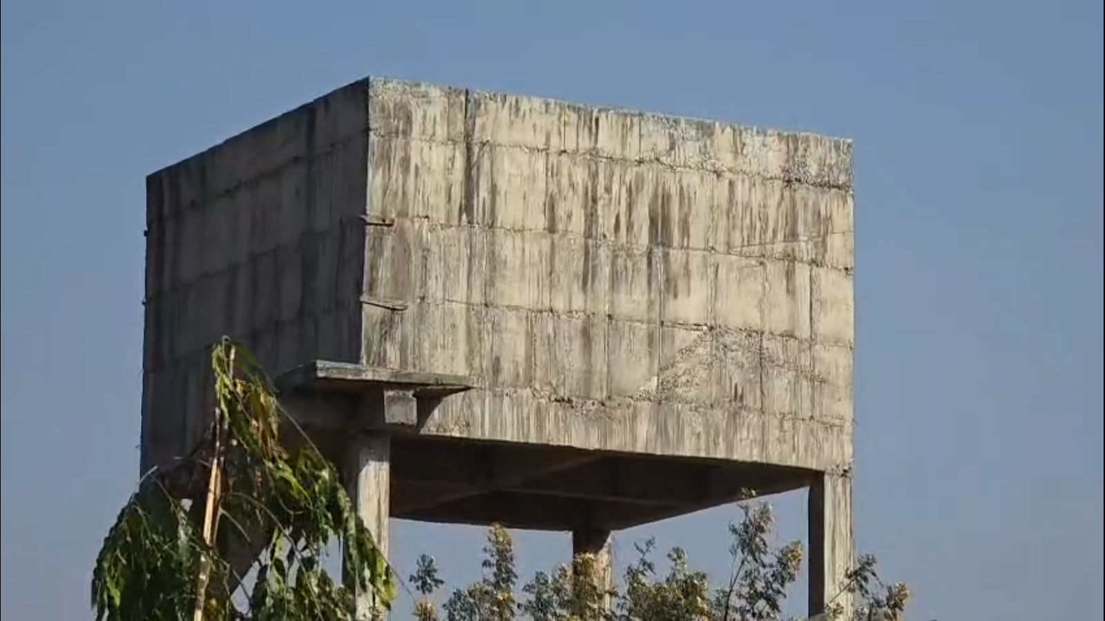 નસવાડીમાં 'નલ સે છલ': કુકરદામાં 3 વર્ષથી ટાંકી-નળ તૈયાર પણ પાણીનું ટીપુંય ટપક્યું નથી, 82 કરોડની યોજના 'પાણી'માં! 2 - image