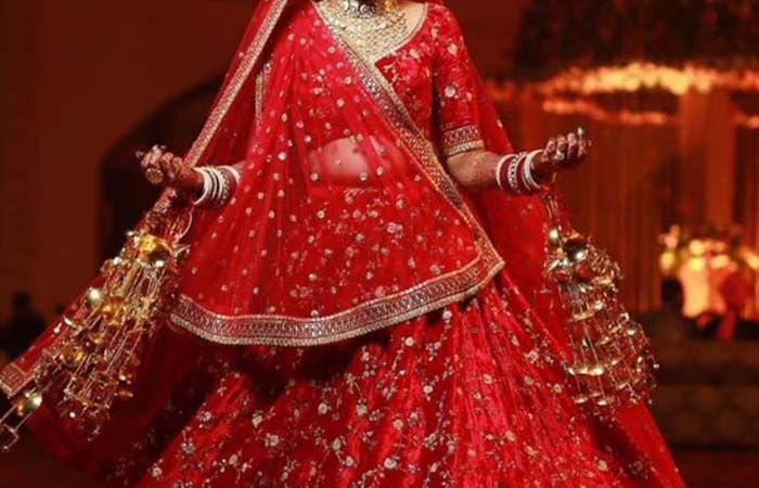 હિન્દુ લગ્નોમાં દુલ્હન લાલ જોડા કેમ પહેરે છે? જાણો તેનું આધ્યાત્મિક કારણ! 1 - image