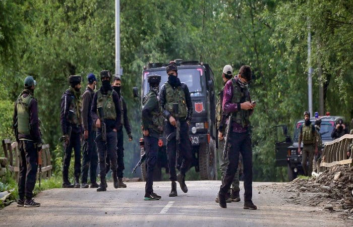 જમ્મુ-કાશ્મીરમાં મોટી દુર્ઘટના: 200 ફૂટ ઊંડી ખીણમાં સેનાનું વાહન ખાબક્યું, 10 જવાન શહીદ 1 - image