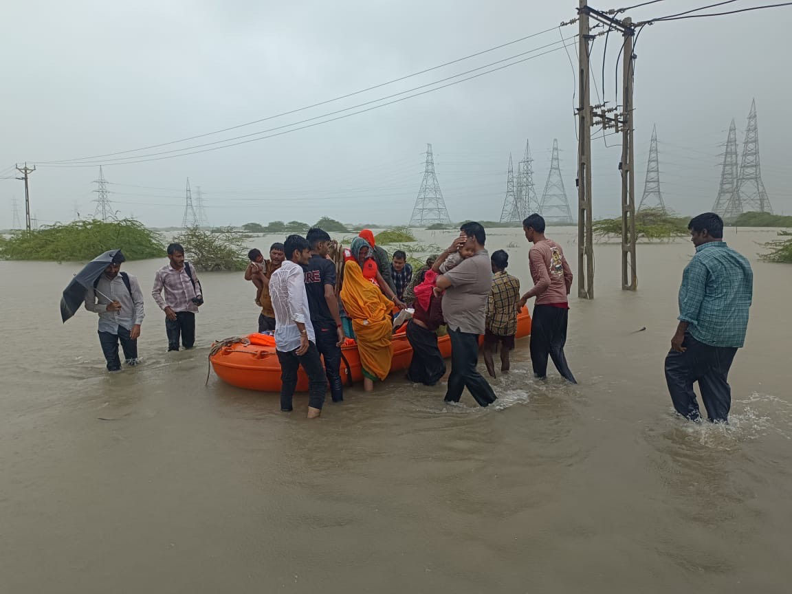 દ્વારકાના ભોગાત ગામ નજીક બિલ્ડિંગની ચોતરફ પાણી જ પાણી... 17 જણા ફસાયા, બોટમાં કરાયું રેસ્ક્યૂ 3 - image