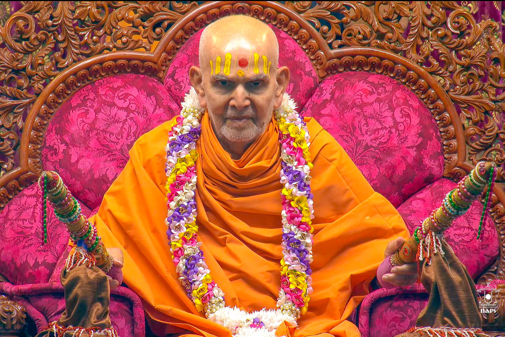 ૭૫૦૦૦ જેટલાં હરિભક્તો કેસૂડાની રંગવર્ષાની સાથે ભક્તિના  રંગોથી રંગાયા 3 - image