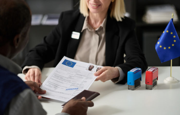 Explainer: યુરોપના 29 દેશમાં પાસપોર્ટ સ્ટેમ્પનો અંત, જાણો ડિજિટલ એન્ટ્રી અને એક્ઝિટના નવા નિયમો 4 - image