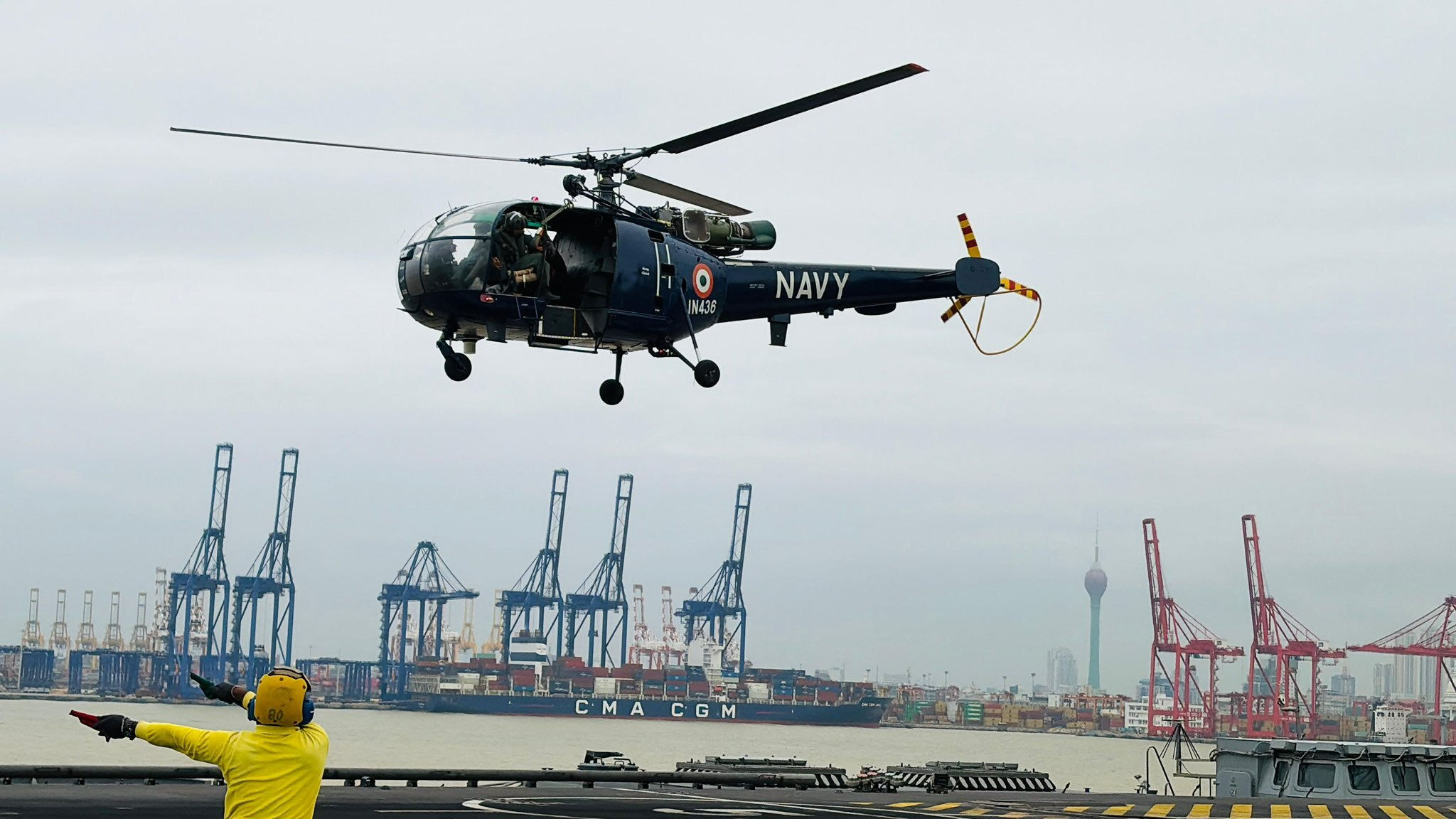 ઓપરેશન સાગરબંધુ: દિતવાહ વાવાઝોડાથી પ્રભાવિત શ્રીલંકાની મદદ માટે ભારતે મોકલ્યા 2 ચેતક હેલિકોપ્ટર 4 - image