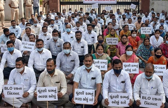અમદાવાદમાં 200થી વધુ BLO ધરણા પર, ચૂંટણી કામગીરી સામે રોષ, અધિકારીઓ દ્વારા નોટિસની ધમકી 1 - image