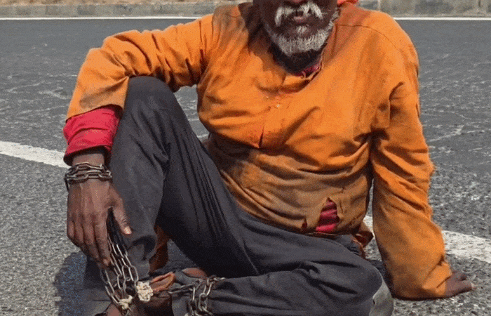 હાથ-પગમાં સાંકળ બાંધી ગબડતા વૈષ્ણોદેવી જવા નીકળેલા શ્રદ્ધાળુ ગુજરાત પહોંચ્યા, પુત્રના જીવનદાન માટે પિતાનું કઠોર તપ 2 - image