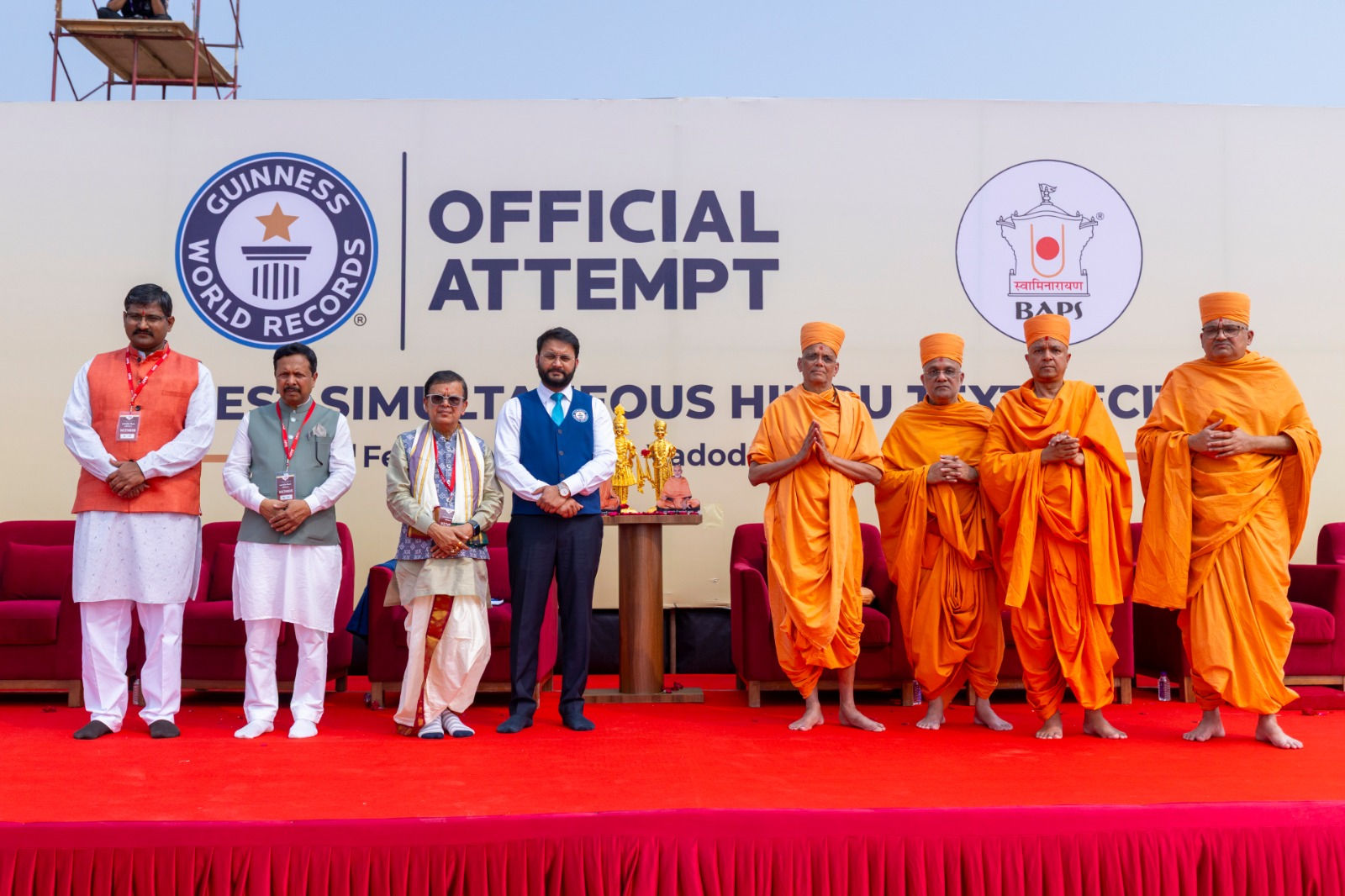 વડોદરામાં મહંતસ્વામીનો 92મો જન્મજયંતી મહોત્સવ: ગિનિસ વર્લ્ડ રેકોર્ડ સર્જાયો, 13 હજાર NRI સહિત 2 લાખ હરિભક્તો આવ્યા 3 - image