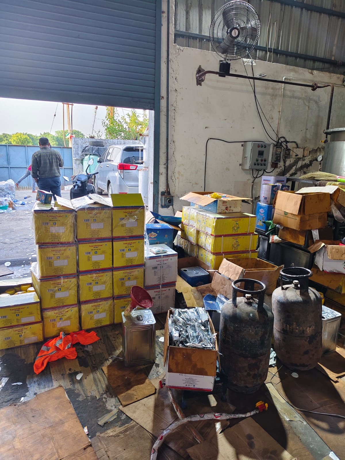 અમદાવાદમાં નકલી ઘીની ફેક્ટરી પકડાઈ, બાતમીના આધારે SOGના દરોડા, એકની ધરપકડ 2 - image