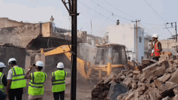 દાયકાઓ જૂના આશ્રયસ્થાનો છીનવાતા લોકો ચોધાર આંસુએ રડ્યા, રાજકોટમાં મેગા ડિમોલિશન વચ્ચે ભાવુક દૃશ્યો 5 - image