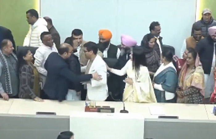 30 વર્ષ બાદ પહેલીવાર હાથ ઊંચો કરી મતદાન, મેયરની ચૂંટણીમાં આપ-કોંગ્રેસની મોટી ભૂલ ભાજપને ફળી 1 - image