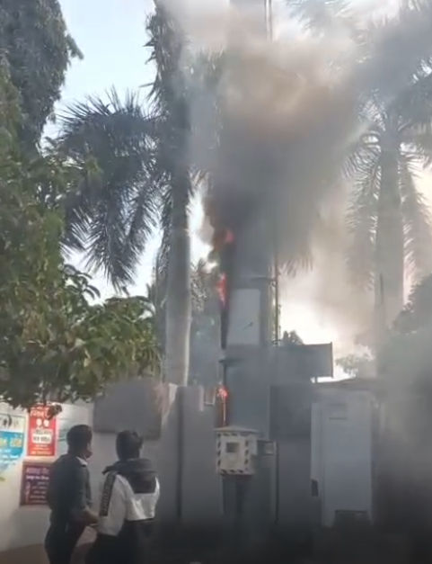 જામનગરમાં એમ્યુઝમેન્ટ પાર્ક નજીક આવેલા મોબાઈલ ટાવરમાં આગ લાગતાં દોડધામ, ફાયર વિભાગે મેળવ્યો કાબૂ 2 - image