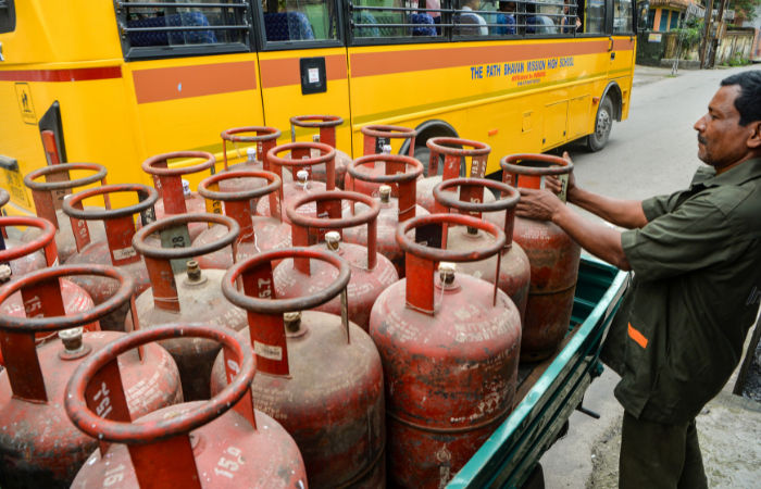 ઇંધણ સંકટ વચ્ચે LPG મુદ્દે કેન્દ્રનો રાજ્યોને મોટો આદેશ, જાણો કયા સેક્ટરને મળશે લાભ 1 - image